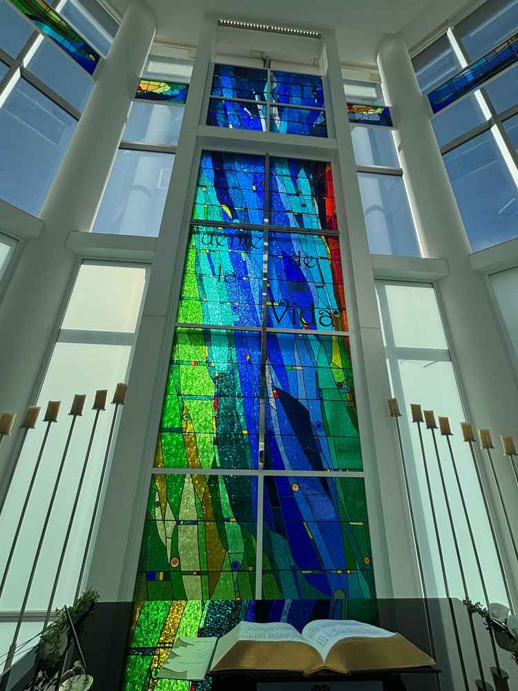 チャペル内観のステンドグラスが綺麗だった