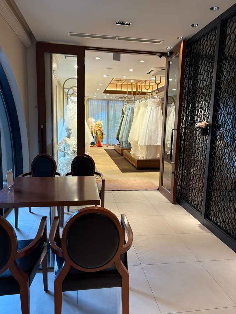 ドレスサロン。ブライダルサロンの隣にあり、見学しやすかった。実際にドレスを見ることができる。