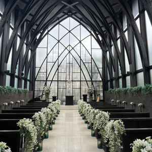 チャペルの雰囲気です。天井が高くて、窓も多いので開放感があります。