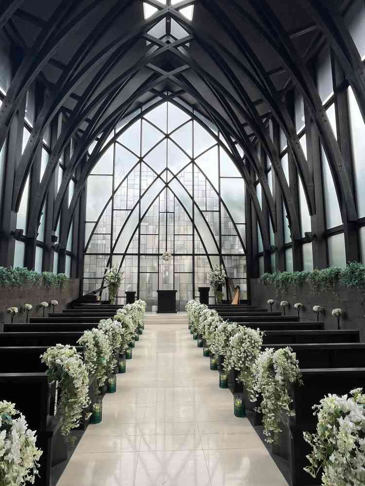 チャペルの雰囲気です。天井が高くて、窓も多いので開放感があります。