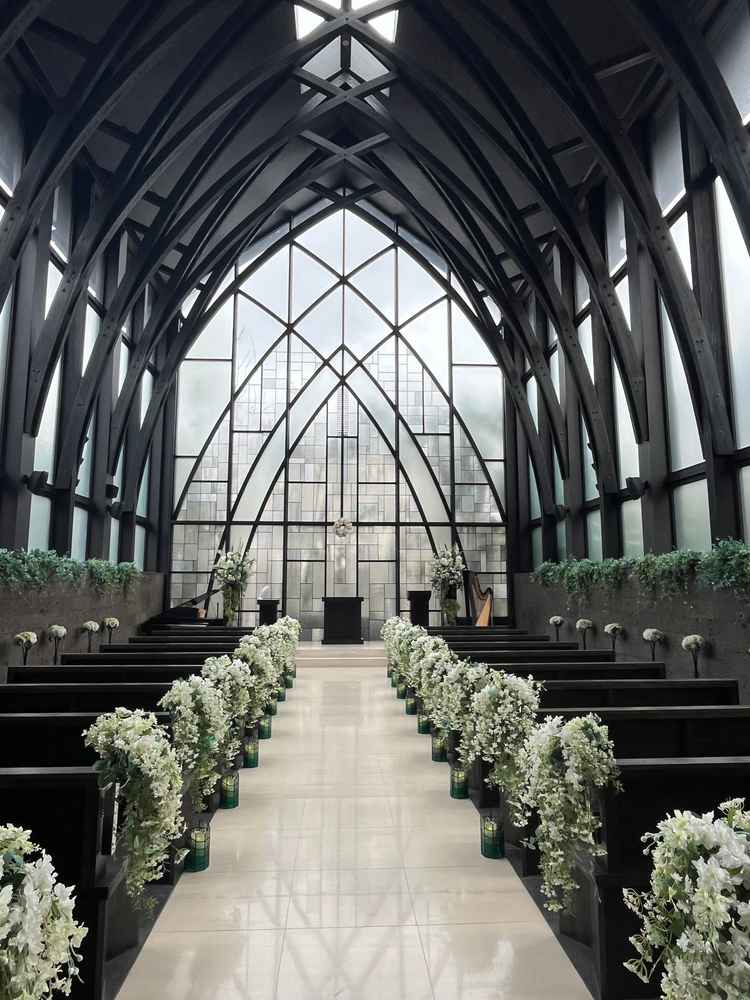 チャペルの雰囲気です。天井が高くて、窓も多いので開放感があります。