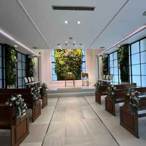 室内挙式場の雨の日の雰囲気。やはり少し圧迫感を感じざるおえない。