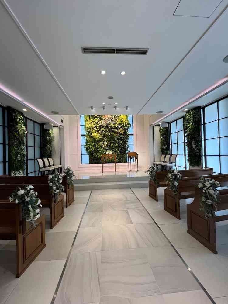 室内挙式場の雨の日の雰囲気。やはり少し圧迫感を感じざるおえない。