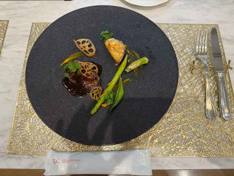 コース料理のメインになるお料理。お腹が柔らかく非常においしかった。付け合わせまでこだわっている印象。
