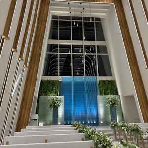 扉を開けた瞬間、解放的なチャペルがあり、木と白を基調としていて色のコントラストがとても綺麗でした。