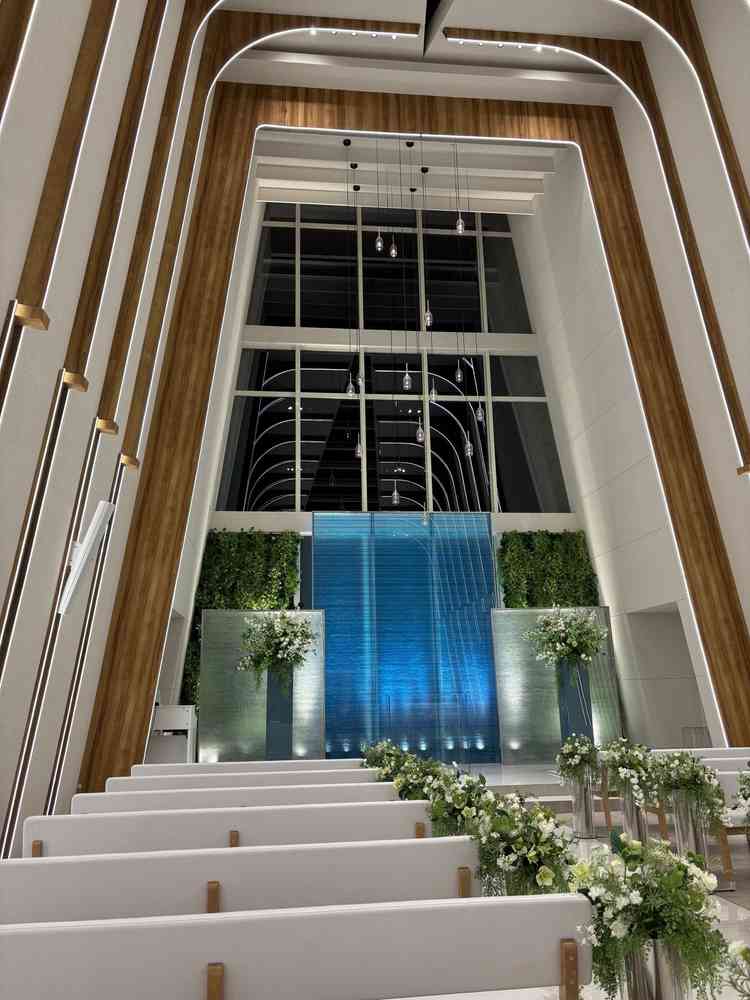 扉を開けた瞬間、解放的なチャペルがあり、木と白を基調としていて色のコントラストがとても綺麗でした。