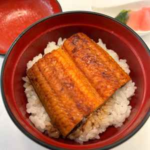 地元の特産品や有名な物を使った物が披露宴の食事が出てきて、味良く大満足なフルコースを試食出来た。