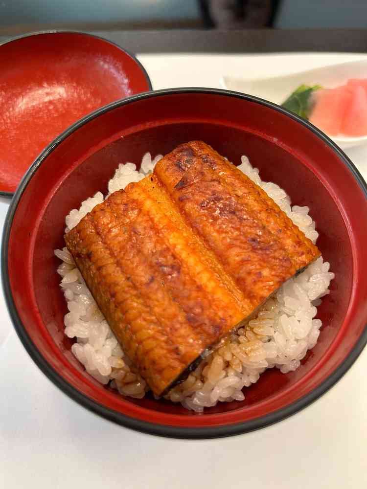 地元の特産品や有名な物を使った物が披露宴の食事が出てきて、味良く大満足なフルコースを試食出来た。