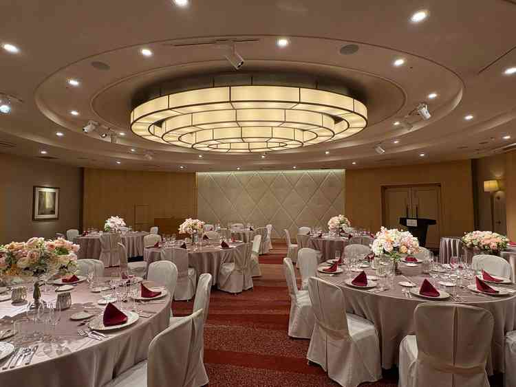 披露宴会場のオーロラ。壁のキルティングが可愛く、部屋の形も丸いため全体を見渡せて良かった。