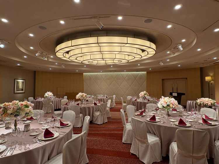 披露宴会場のオーロラ。壁のキルティングが可愛く、部屋の形も丸いため全体を見渡せて良かった。