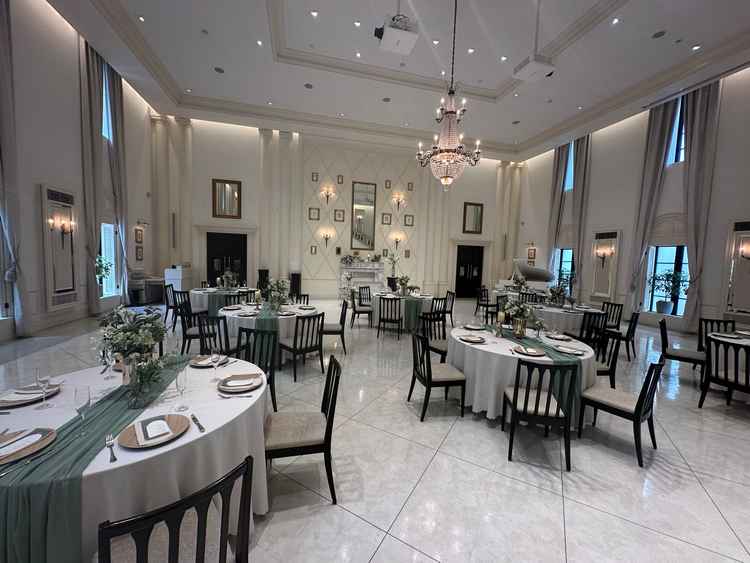 写真よりもナチュラルさを感じた披露宴会場。ピアノが常設されており生演奏可能（オプション）