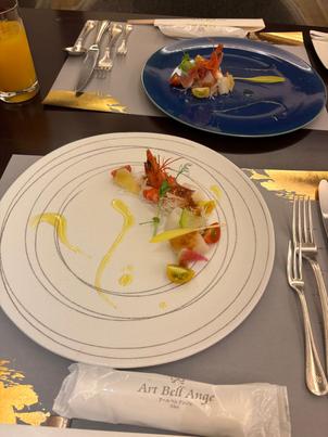 前菜の写真です。盛りつけがとてもオシャレで味も美味しかったです。メイン、デザートも出して頂きました。