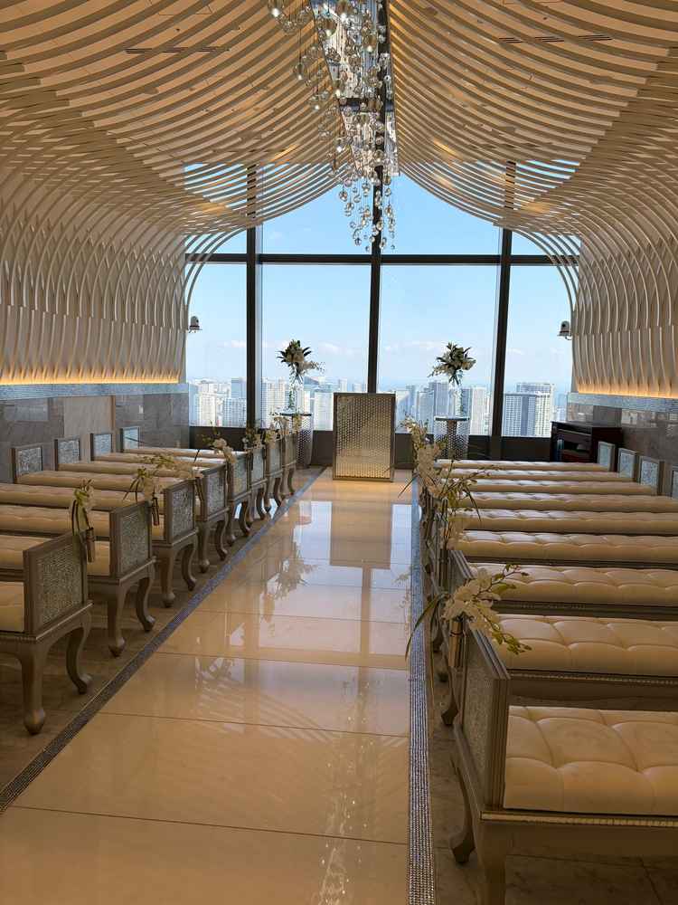 チャペルの写真です。日の光が入り、良いです。