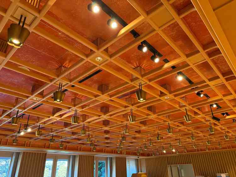 和洋折衷な雰囲気の会場。