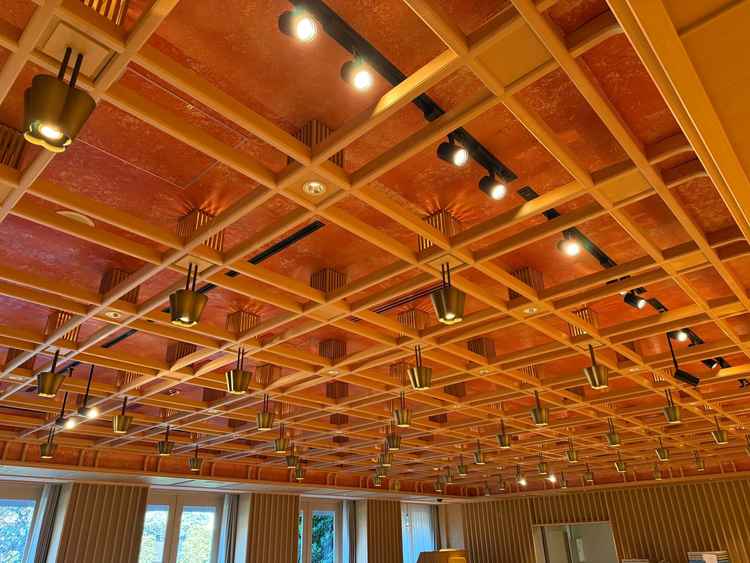 和洋折衷な雰囲気の会場。