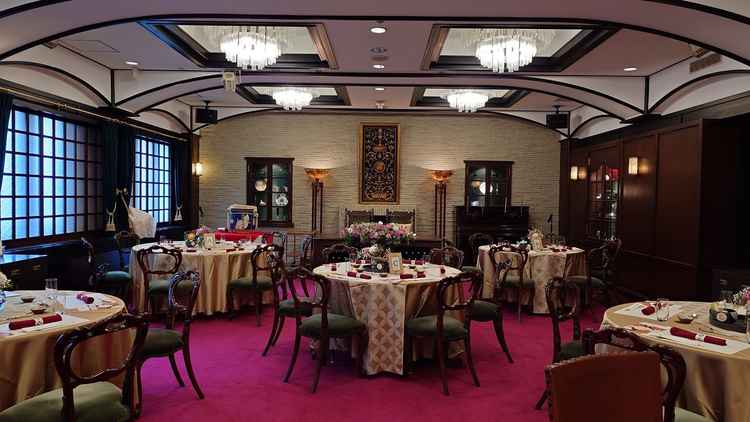 披露宴会場「結」。大正ロマンな雰囲気のある会場、白無垢も映えそうな内装