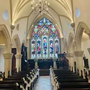 別館のチャペルです。一枚の大きなステンドグラスが印象的です。別館は前後左右にステンドグラスがあります