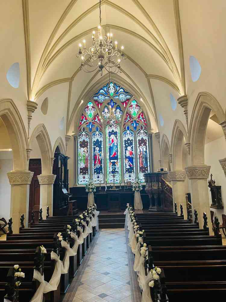 別館のチャペルです。一枚の大きなステンドグラスが印象的です。別館は前後左右にステンドグラスがあります