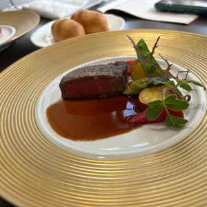 あったかいふわふわなパンと、牛肉とお野菜が出ました。全て美味しくて子供も喜んでパン食べてました。