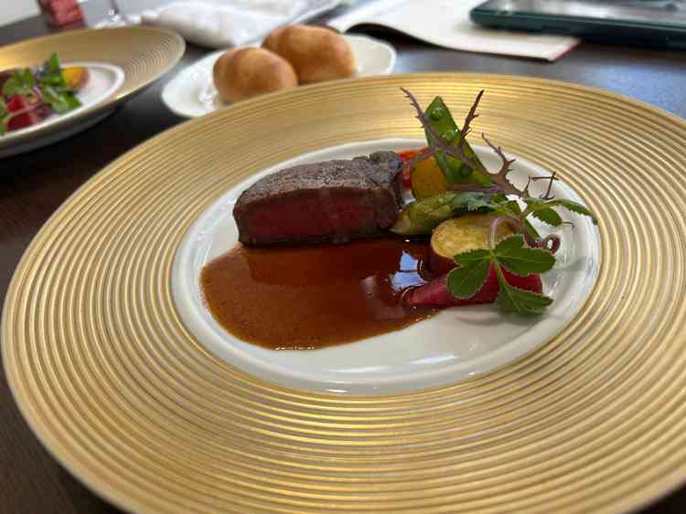 あったかいふわふわなパンと、牛肉とお野菜が出ました。全て美味しくて子供も喜んでパン食べてました。