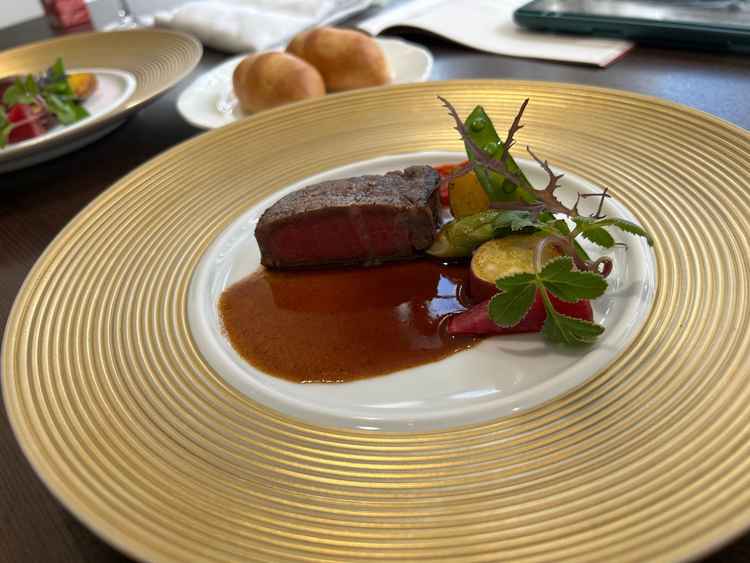 あったかいふわふわなパンと、牛肉とお野菜が出ました。全て美味しくて子供も喜んでパン食べてました。