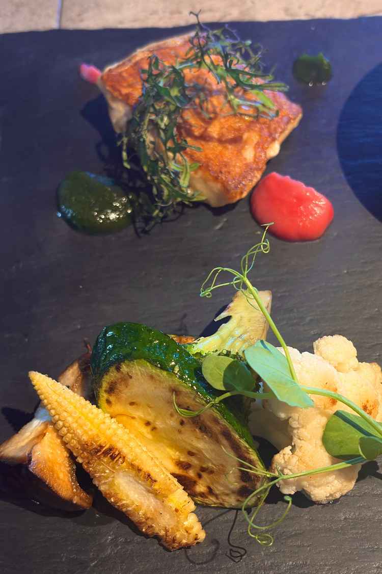 試食②。お野菜と魚料理です。どれも大変おいしかったです。彼がズッキーニの入れ具合に感動していました。