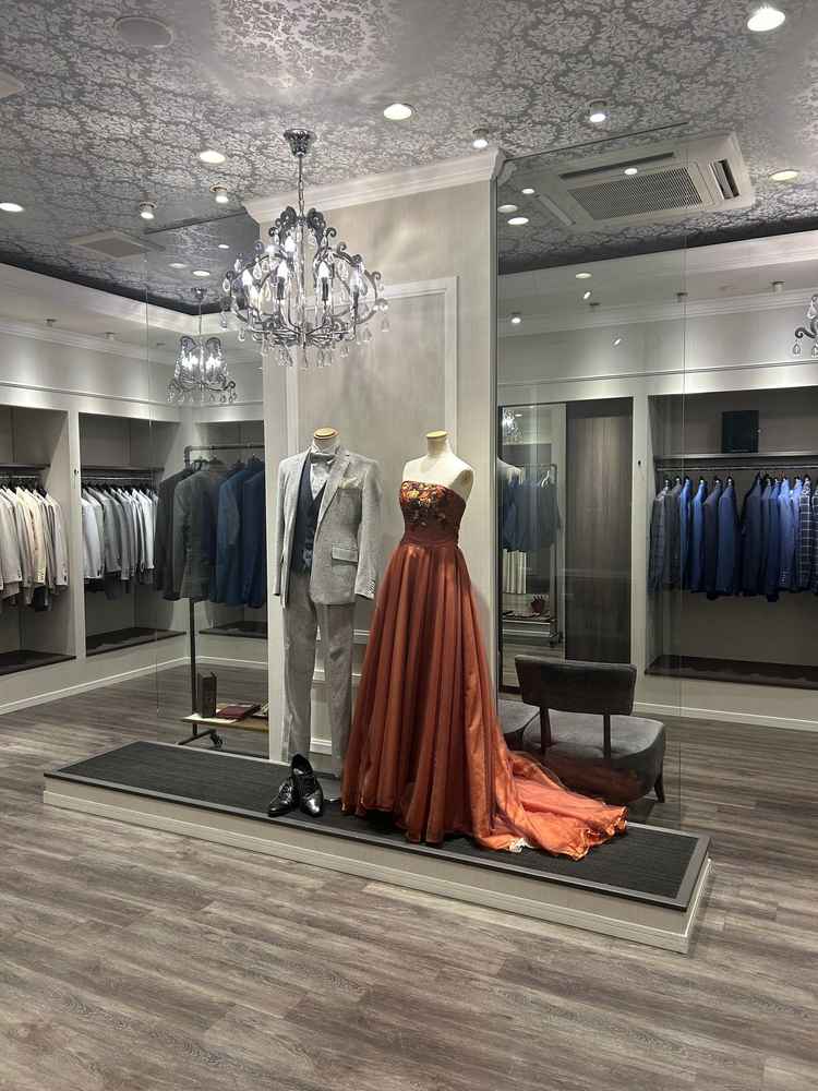 ドレスや衣装の種類が豊富で、見ているだけで楽しかったです。実際に試着もさせていただきました。