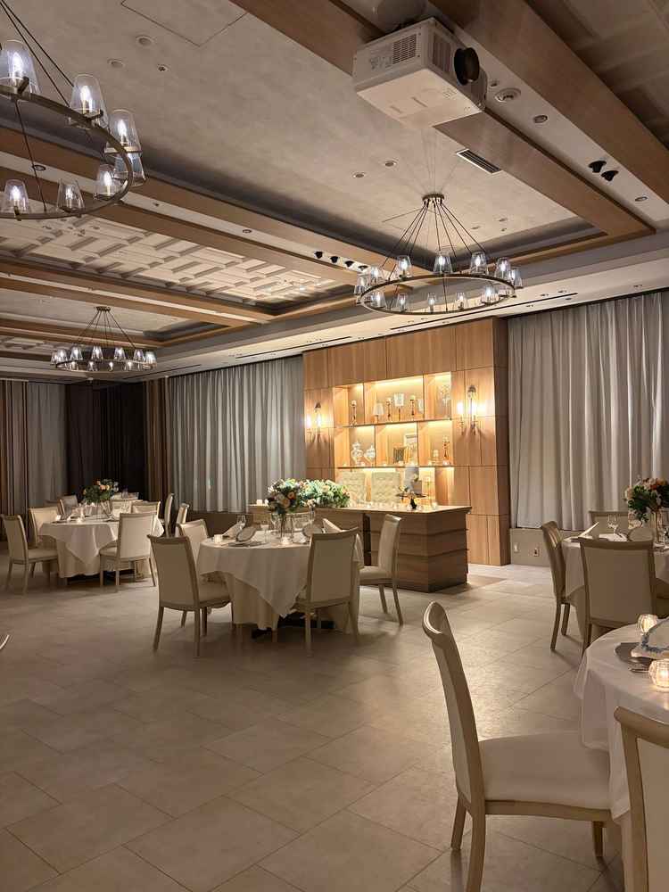 披露宴会場です。ゲストとの距離の近い披露宴ができそうだと感じました。