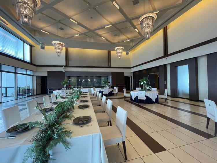 フェミニンなシャンデリアが特徴の会場だそうです