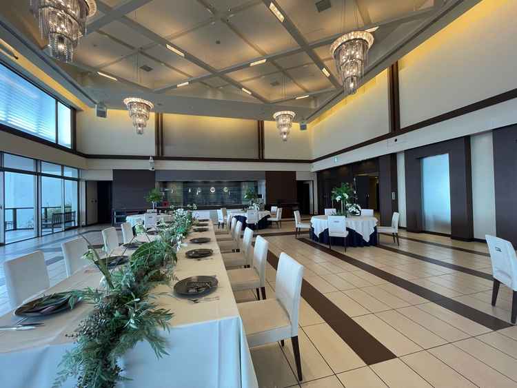 フェミニンなシャンデリアが特徴の会場だそうです