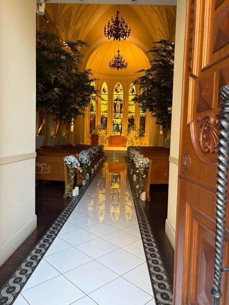 挙式会場の扉を開いた瞬間の式場内の景観の写真