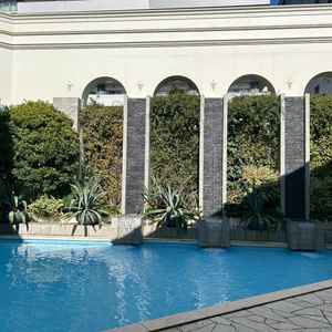 披露宴会場のすぐそばにプールサイドがあり、夜の披露宴であればライトアップされるとのことでした。