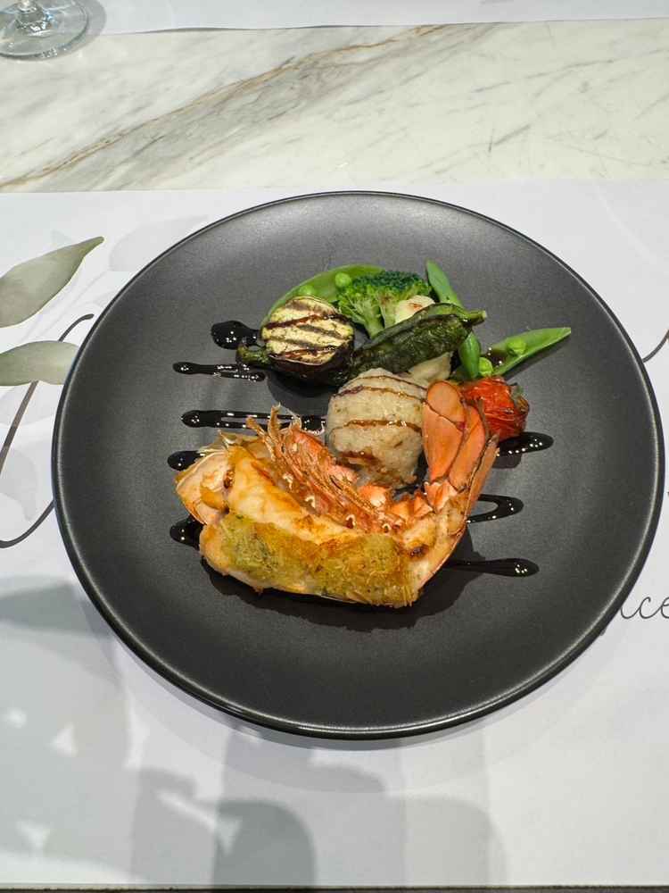 オマール海老の試食。香草の香りがよかった