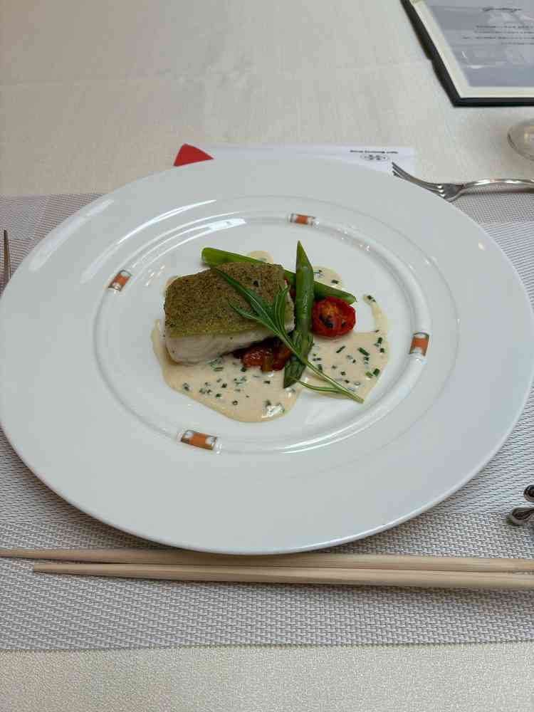 メインの魚料理　ソースは美味しかったが、魚の上に乗ってるものに食感がもう少し欲しかった