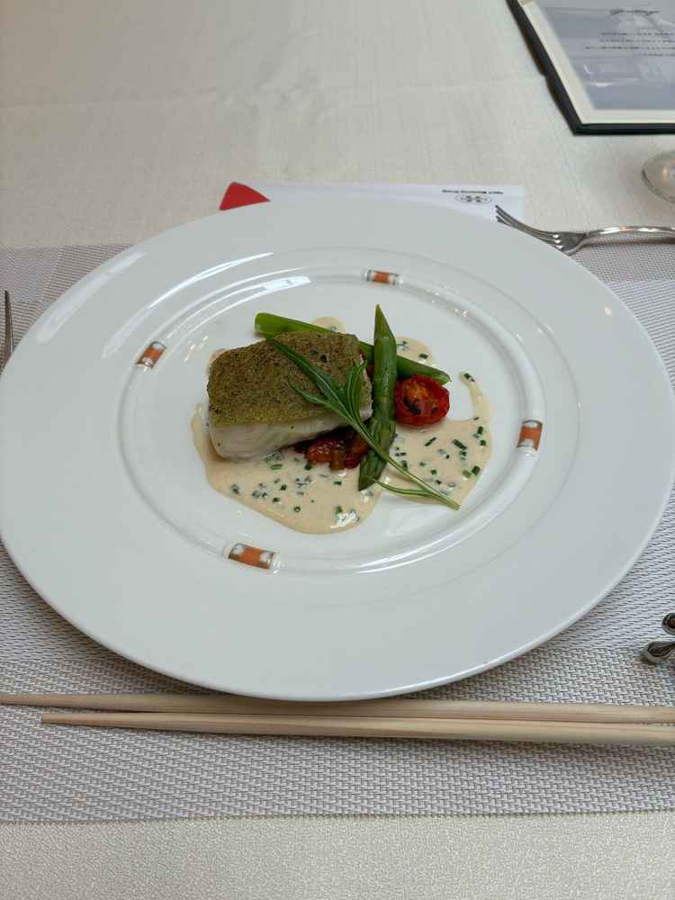 メインの魚料理　ソースは美味しかったが、魚の上に乗ってるものに食感がもう少し欲しかった