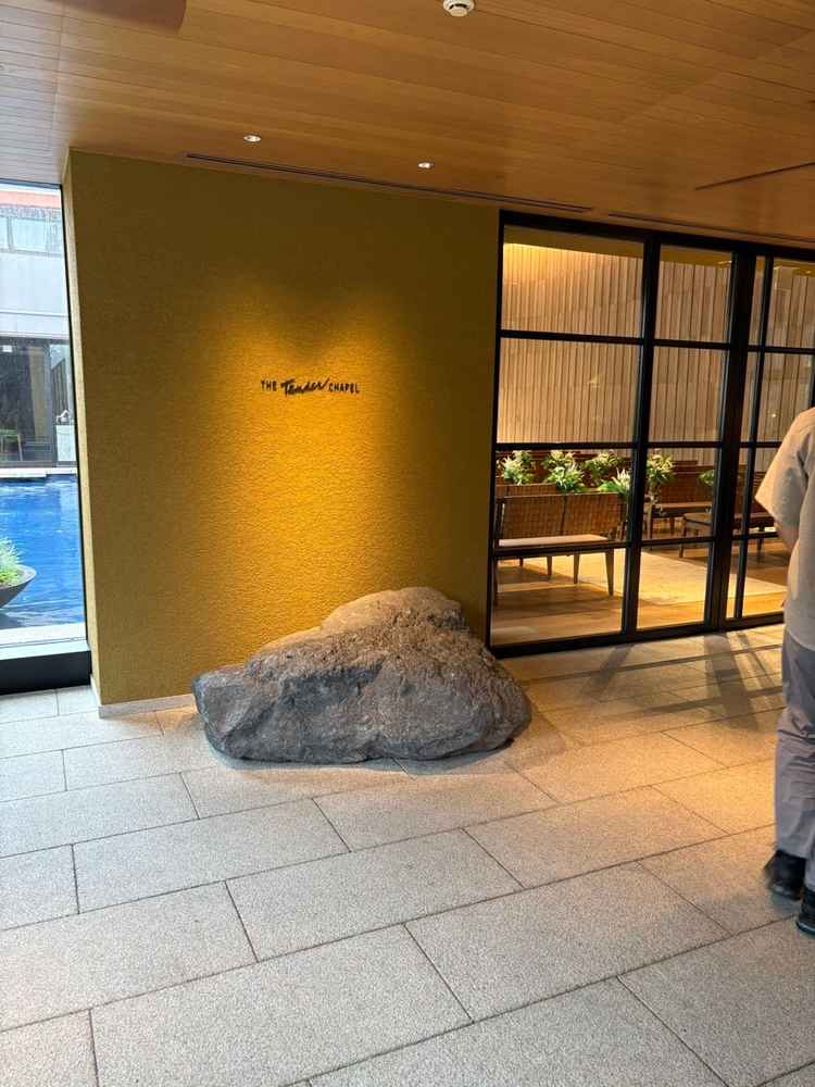 挙式会場の入り口です。扉がガラスで挙式会場の中が見えるのが特徴的でした
