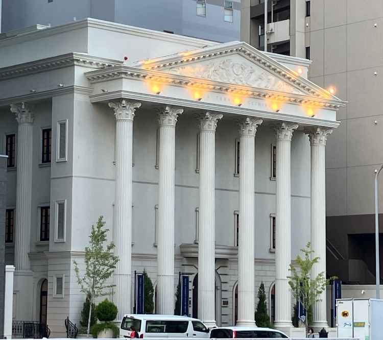 道路向かいからの外観。駅からのアクセスも良く目立ちます。入口には専用の門番が待ってくれていました。