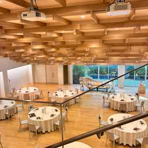 披露宴会場は、木目が明るく格子状が隈研吾らしさを感じる。大きな窓から緑あふれるガーデンが見える。