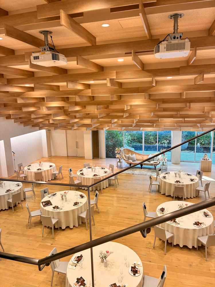 披露宴会場は、木目が明るく格子状が隈研吾らしさを感じる。大きな窓から緑あふれるガーデンが見える。