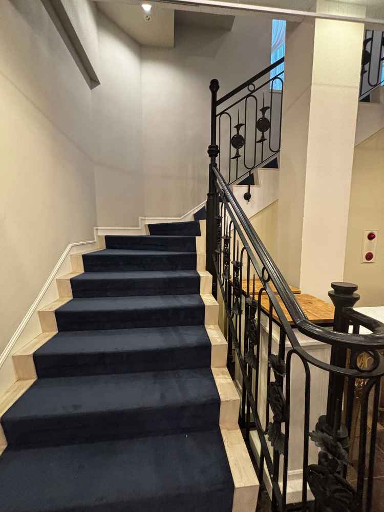 建物内部の階段も青を基調とし、おしゃれな雰囲気で写真映えする場所も多かったです。