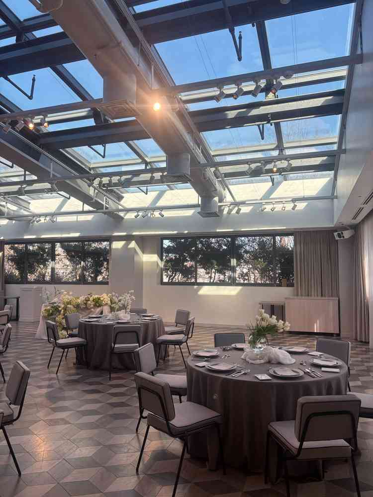 白を貴重とし、ビーチでのパーティを連想させられる披露宴会場です。