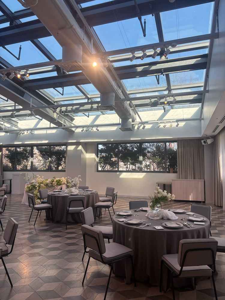 白を貴重とし、ビーチでのパーティを連想させられる披露宴会場です。