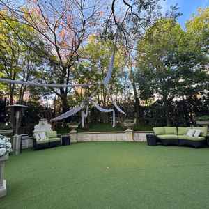 ガーデン。木に囲まれているので周りが気にならなくて良い。