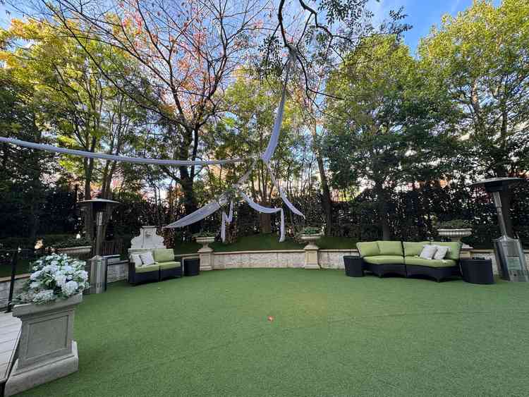 ガーデン。木に囲まれているので周りが気にならなくて良い。