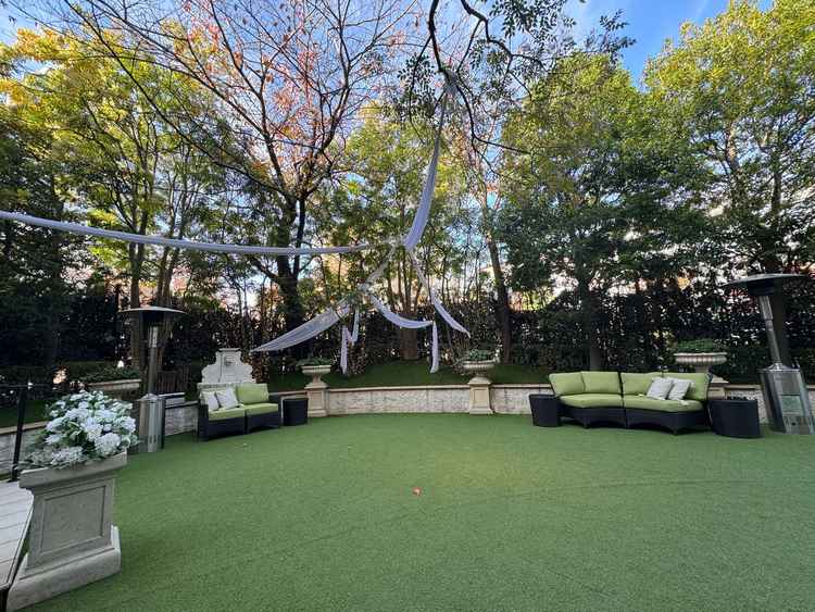 ガーデン。木に囲まれているので周りが気にならなくて良い。