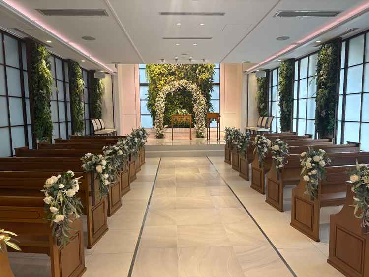 屋内チャペル(オプションの生花アーチ付き)
