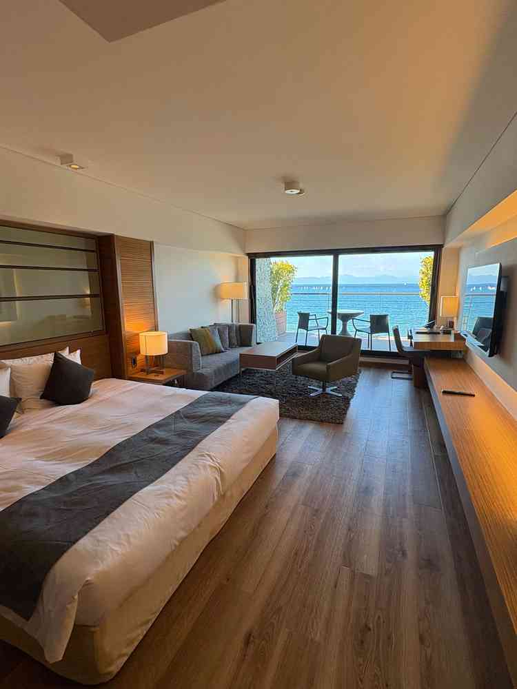 結婚式の前日にはスイートルームに泊まることができ、結婚準備もこのお部屋で新郎新婦揃って行う。