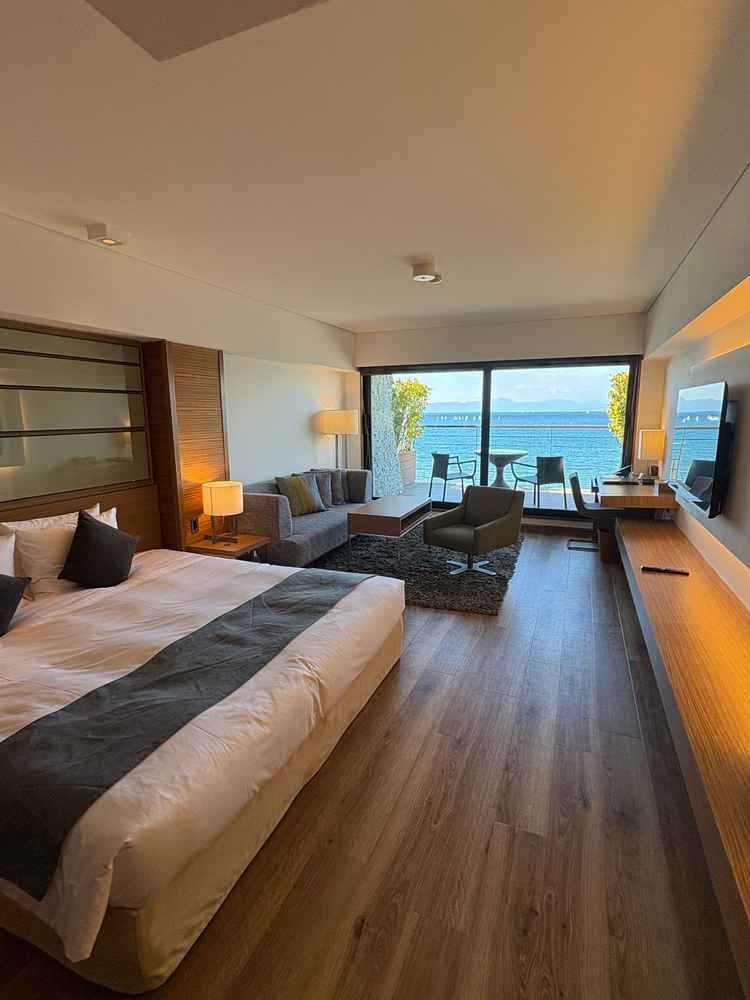 結婚式の前日にはスイートルームに泊まることができ、結婚準備もこのお部屋で新郎新婦揃って行う。