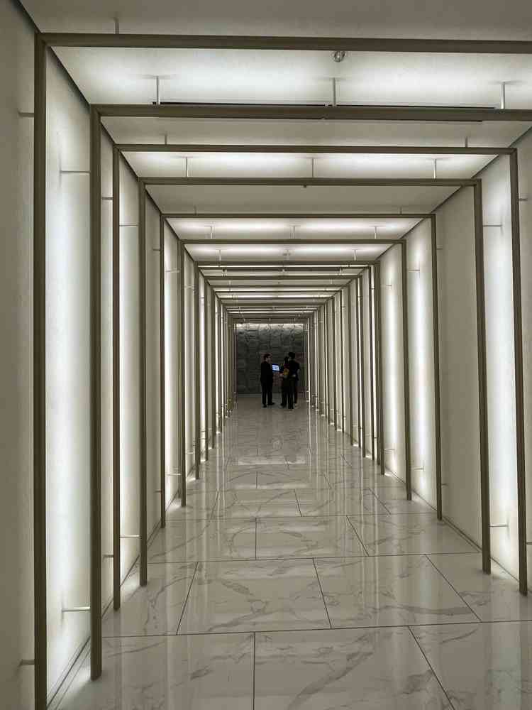 チャペルへ向かう道です。幻想的でした。