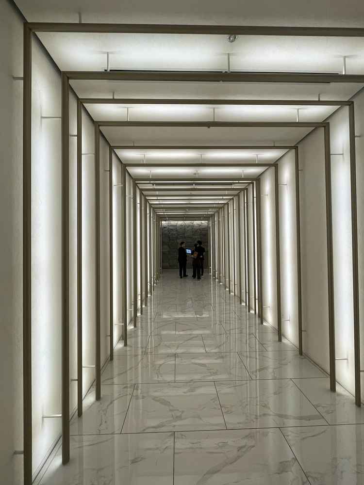 チャペルへ向かう道です。幻想的でした。